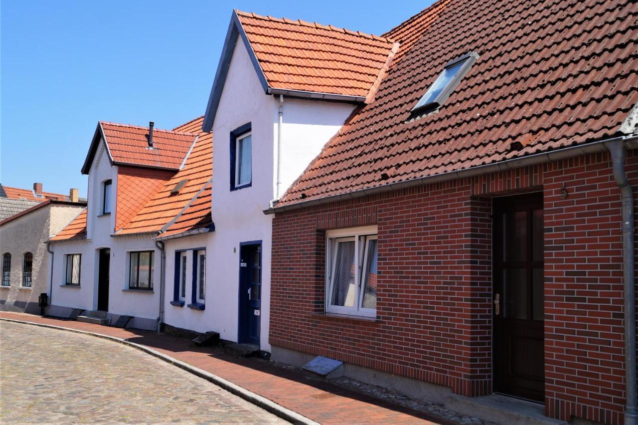 Neukalener Stadthaus Zum Alten Schmied ภายนอก รูปภาพ